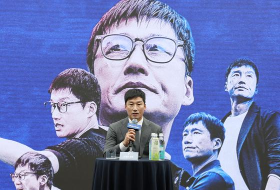 수원 새 사령탑 이정효의 일성 "선수들 마인드부터 변화 꾀할 것"