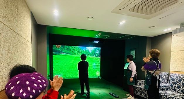 "지하철역·복지관서 나이스샷"…도심 '파크골프장' 인기