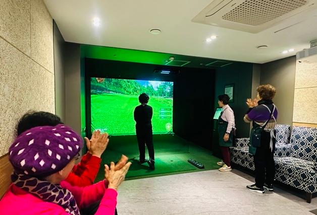 "지하철역·복지관서 나이스샷"…도심 '파크골프장' 인기