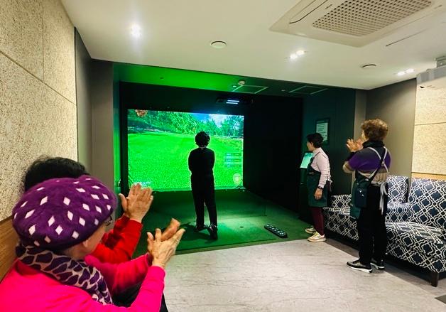 "지하철역·복지관서 나이스샷"…도심 '파크골프장' 인기