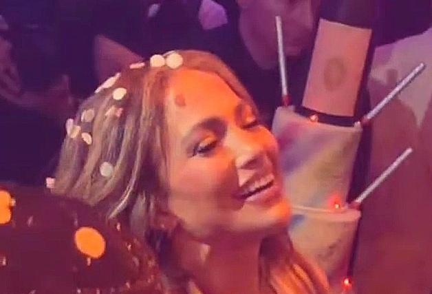 제니퍼 로페즈, 파격 노출 드레스 입고 무아지경 댄스 파티 [N해외연예]