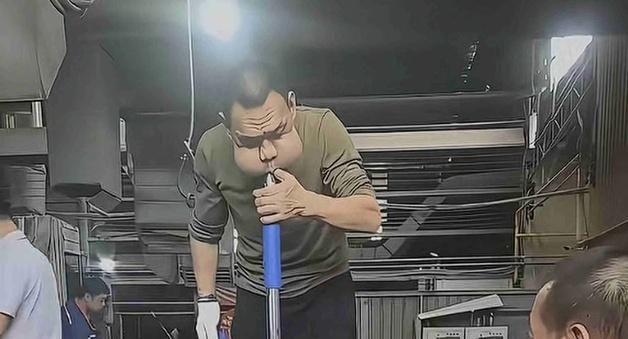 "풍선만큼 부푼 뺨"…30년 경력 유리 세공사 얼굴 변형