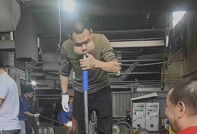 "풍선만큼 부푼 뺨"…30년 경력 유리 세공사 얼굴 변형