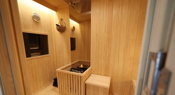 강훈식 "尹, 대통령실에 호텔 만들어"…사우나실·침실 공개