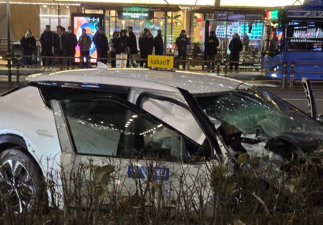 종각역 인근 택시 인도로 돌진…심정지 1명 포함 시민 6명 다쳐