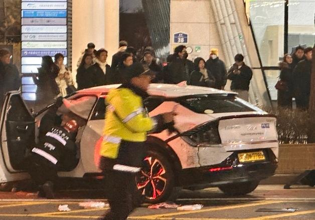 종각역 인근 택시 인도 돌진…외국인 포함 7명 부상, 심정지 1명(2보)