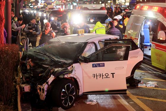 70대 운전자가 몰던 택시 종각역 인근서 '쾅'…행인 덮쳐 1명 사망