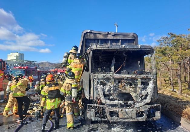 군산 서해안고속도로 휴게소서 5톤 화물차 불…5000만원 피해