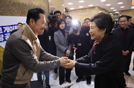 [뉴스1 PICK]장동혁, 박근혜 설득에 8일째 단식 중단 "더 큰 싸움 위해"  