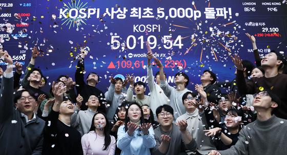 "더 오르겠지?"…1월 보너스, 은행 대신 '오천피 불장'으로