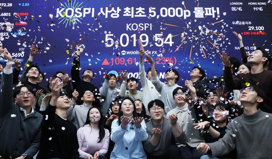 "더 오르겠지?"…1월 보너스, 은행 대신 '오천피 불장'으로