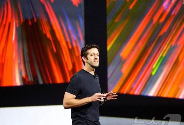 팀 쿡 후계자로 존 터너스 굳히기…애플 디자인 총괄도 맡아