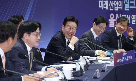 환하게 웃는 이재명 대통령