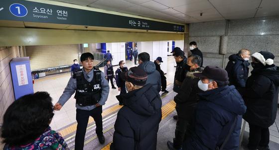 '종로3가역 선로서 연기' 승객 출입 통제하는 경찰