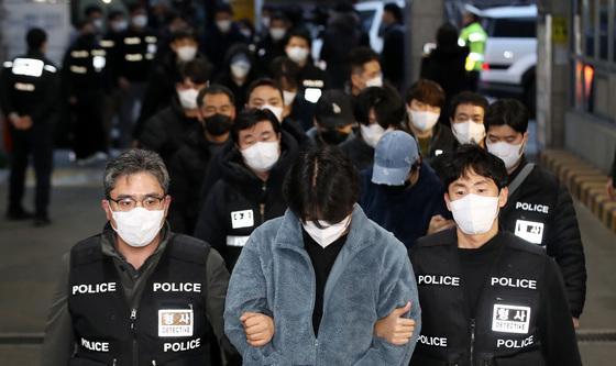 부산으로 압송되는 캄보디아 스캠 범죄 피의자들