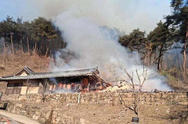 산불로 번진 영주 고택 화재…문화재 '금양정사' 소실