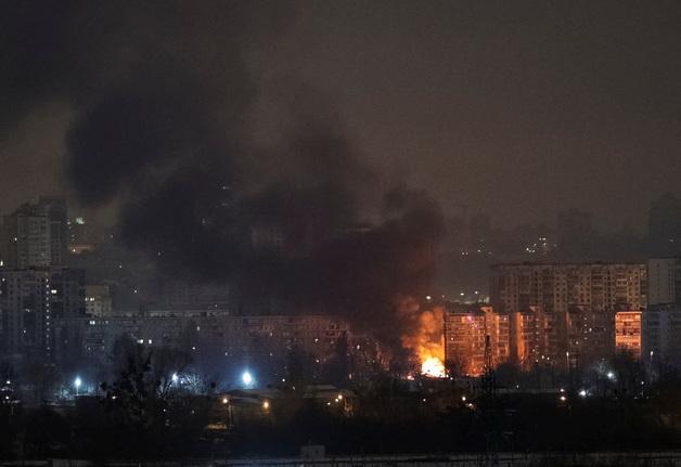 우크라 "러시가, 키이우에 탄도미사일 공격…주거 건물 피격"