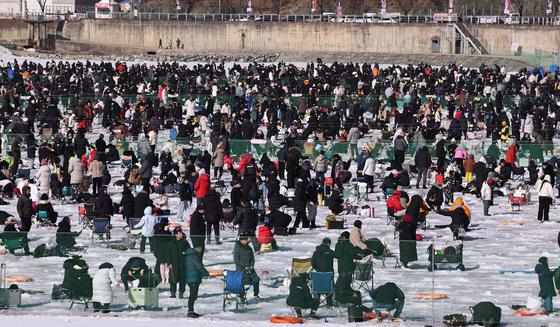 [뉴스1 PICK]'추운 겨울에만 즐길 수 있다'…화천산천어축제 100만 인파 흥행