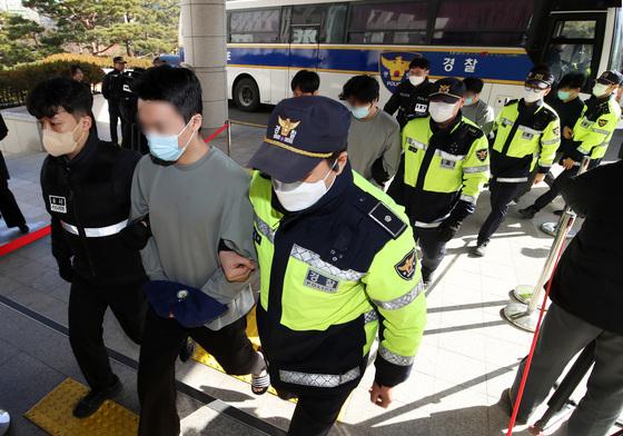 캄보디아서 송환된 '홍후이 그룹' 조직원 42명, 재판행