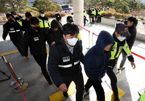 [뉴스1 PICK]캄보디아 송환 '노쇼사기'…49명 영장심사 출석