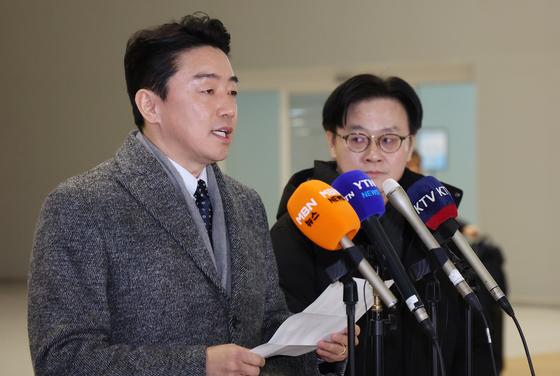 [뉴스1 PICK]강훈식 비서실장, 캐나다 출국…'60조 잠수함 수주, 韓 진심 전할 것'