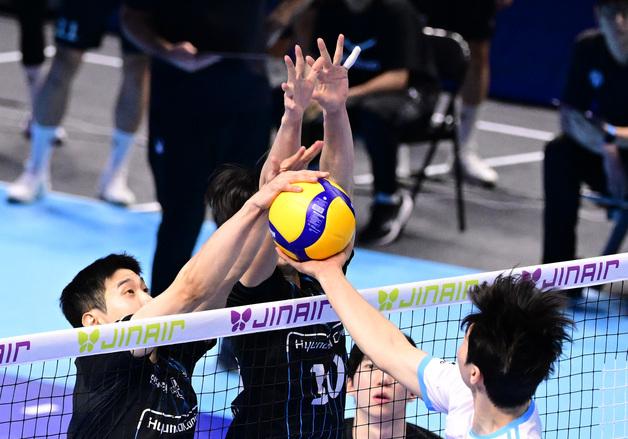 "삐끗하면 미끌"…'현대캐피탈vs대한항공' 선두 다툼 치열