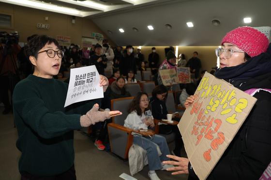 '부당해직' 지혜복 교사 등 12명, 서울교육청 고공농성 중 체포(종합)