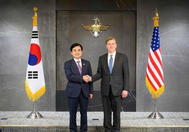 국방장관, '이란 공습' 美국방차관 통화…중동 상황 공유·소통 지속(종합)