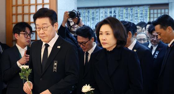 김혜경 여사, 文 전 대통령 부인 김정숙 여사 모친상 조문