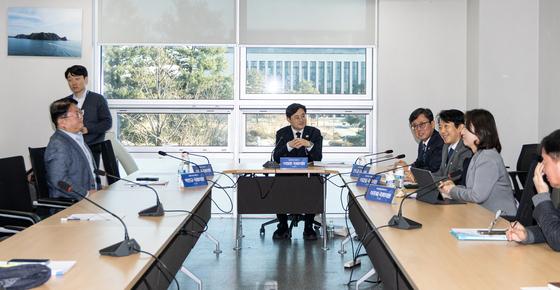 민주당 TF 자문위, 금융위 '코인거래소 지분제한' 추진에 "반대"