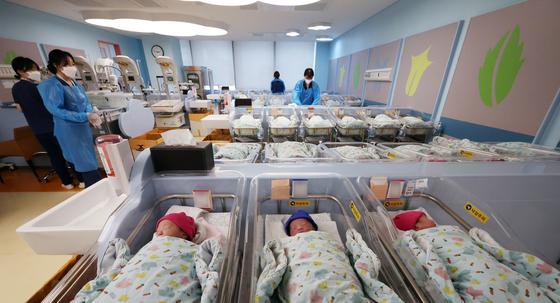 30대 엄마가 연 출산율 골든타임…"반짝 반등 막을 개혁을"