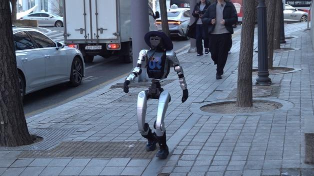  '건설 노동자 대체 가능' 국내 스타트업 로봇...감각으로 걷는다