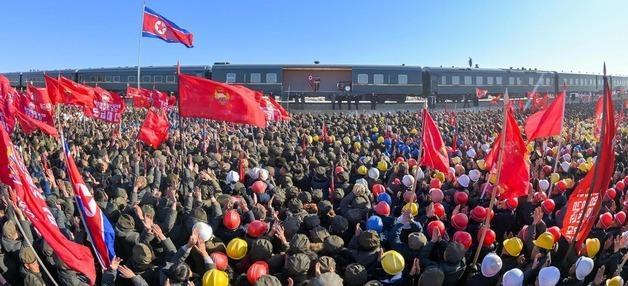 김정은, 준공 앞둔 신의주농장 점검…"조선 청년 같은 젊은 세대 없어"