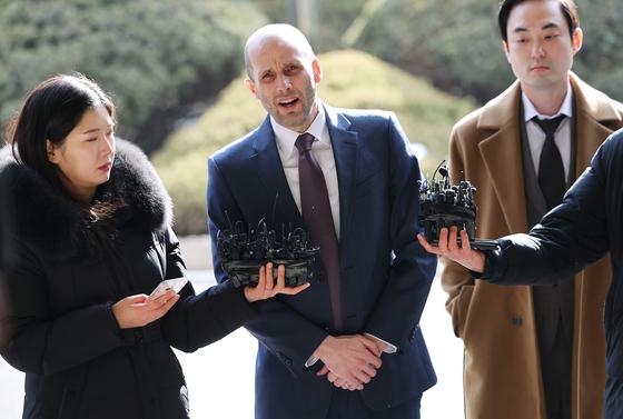 경찰, 로저스 쿠팡 대표 소환 조율…과로사·위증 의혹 조사