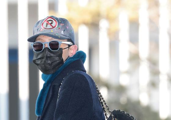 [뉴스1 ★]'가방은 바닥에, 품격은 정상에'…지드래곤의 공항 클래스