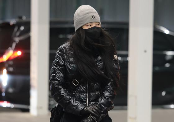  LA 가는 제니 '샤넬' 버리고 선택한 브랜드는?