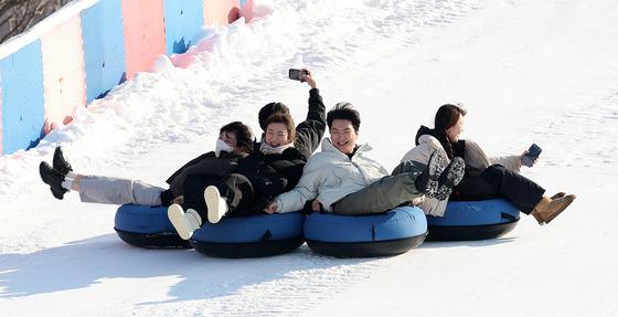 [뉴스1 PICK]"춥지만 즐거워"…겨울 즐기는 시민들