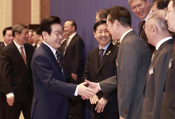 李, 10대 그룹 총수와 간담회…지방투자·청년고용 논의