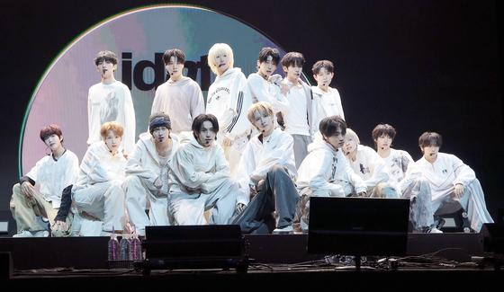 '데뷔' 24인조 아이덴티티, 9900원 미니콘서트로 또 파격 행보…전석 매진