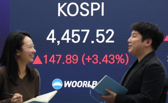 [뉴스1 PICK]코스피, 사상 첫 4,400선 돌파…14만 전자·70만 닉스 눈앞