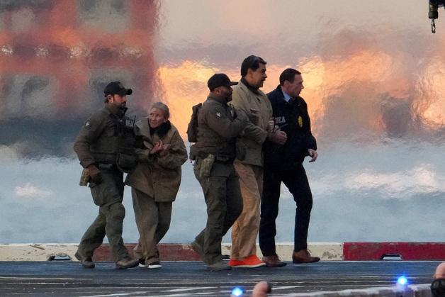 "마두로 부부, 미군 들이닥칠 때 부상…섬광탄 놀라 부딪힌 듯"