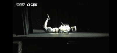 와! '로봇사람' 성큼성큼…360도 회전관절 아틀라스 탄성 