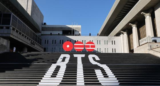 BTS, 경복궁 '왕의 길' 등장 후 광화문 광장 무대…새 역사