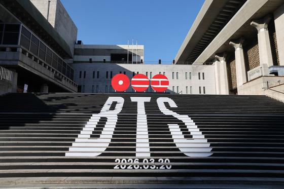 BTS, 경복궁 '왕의 길' 등장 후 광화문 광장 무대…새 역사