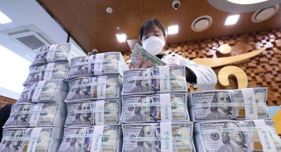 세제혜택 약발 끝났나…'환율 1470원' 정부, 또 기업 탓