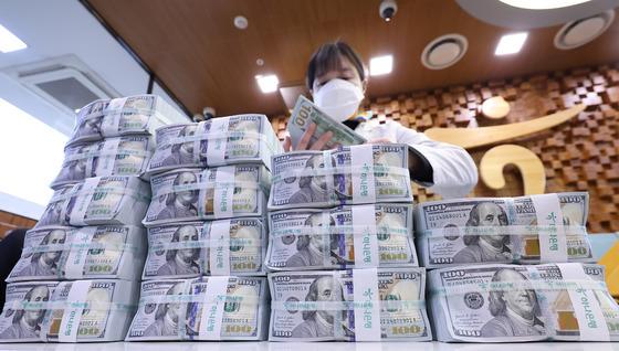 세제혜택 약발 끝났나…환율 1470원 뚫리자, 또 기업 탓한 정부