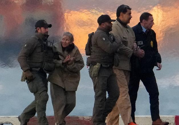 "마두로 도주하다 머리 찧어…델타포스, 쿠바軍과 격렬 교전"