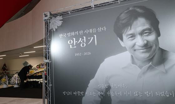 [뉴스1 PICK] "영원히 기억할 것"…故 안성기 이틀째 추모 물결