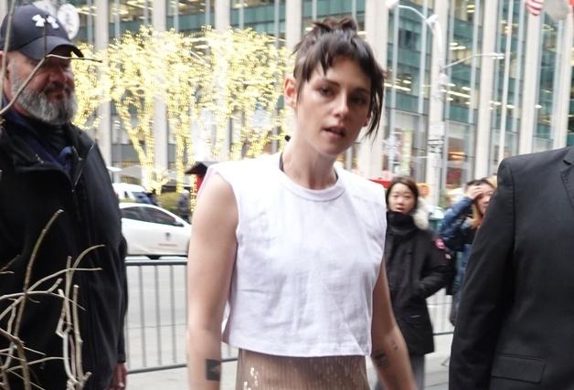 크리스틴 스튜어트, 속 훤히 비치는 시스루 스커트 패션 '파격'