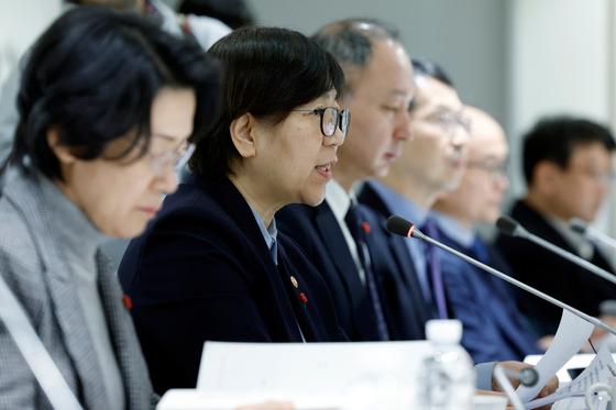 일주일 만에 바뀐 의사부족 전망 규모…복잡해진 의대정원 셈법